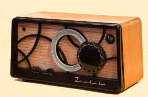 F11Toshiba_Vacuum_tube_Radio